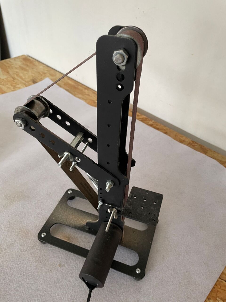 Profesyonel ve Hobi Kullanımı İçin Bant Zımpara Makinesi: Bıçak Bileyicilerin Vazgeçilmezi